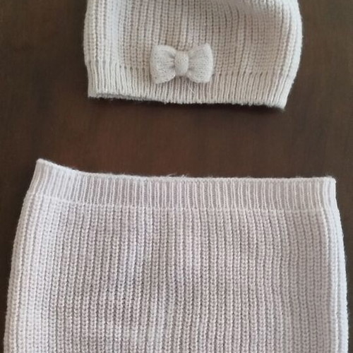 Children's girls set hat and neck warmer 4-8 years like new