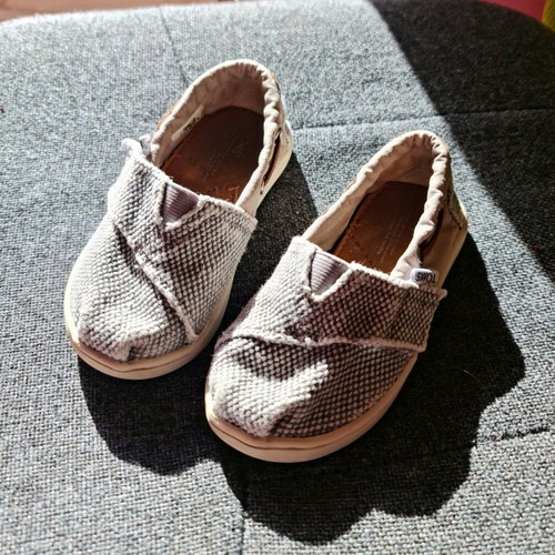Toms T7 23.5 shoes in gray, like new