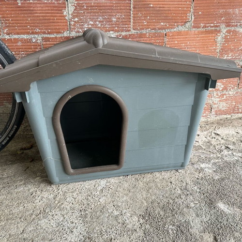 Dog house made of sturdy plastic like new with small crack