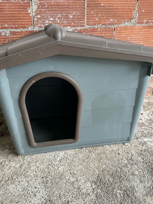 Dog house made of sturdy plastic like new with small crack