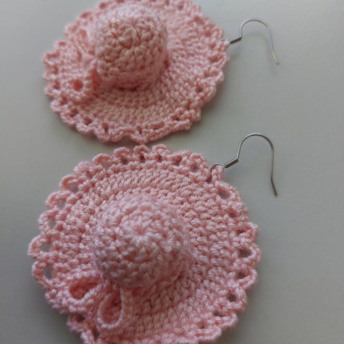 Handmade crochet earrings in pink, like new, hat shape