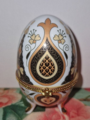 Limoge porcelain decorative egg like new, collectible