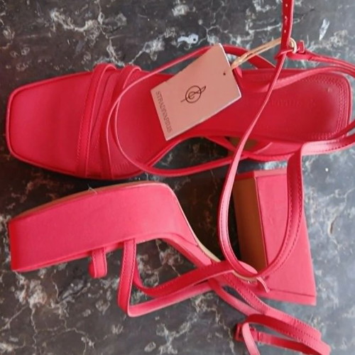 Stradivarius κόκκινα ψηλοτάκουνα πέδιλα με φιάπα, μέγεθος 39, καινούργια