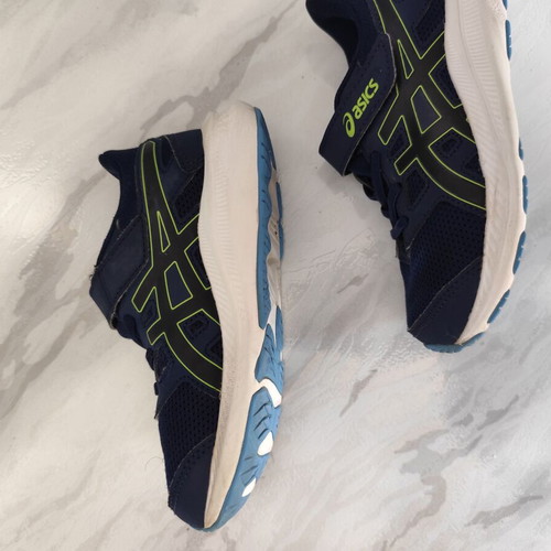Asics kids' athletic shoes size 28.5 like new, blue