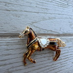 Horse pin brooch