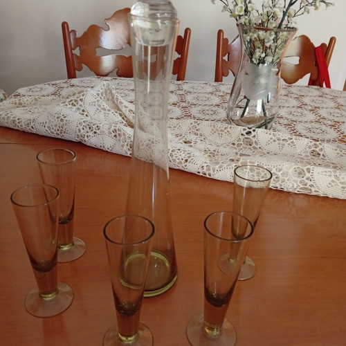 Glass serving set like new with carafe and 5 green glasses