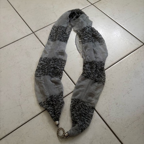 Scarf with circular leopard pattern in gray like new