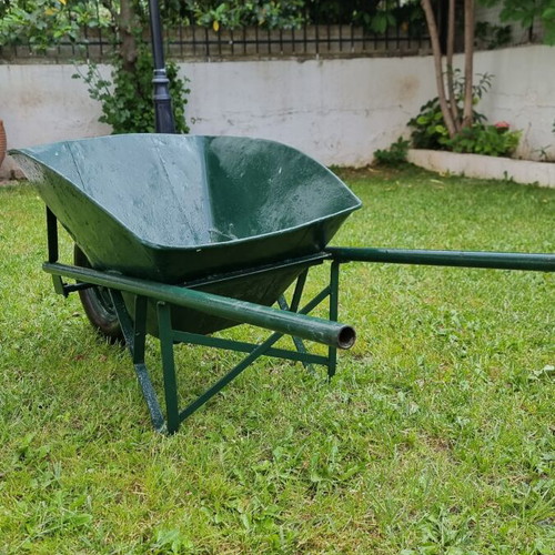 Garden wheelbarrow used with rust holes, sturdy frame and functional wheel