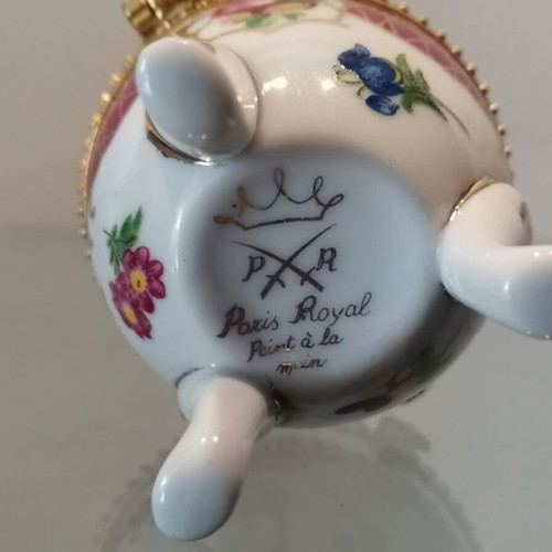 Porcelain egg used with hand-painted decoration Paris Royal