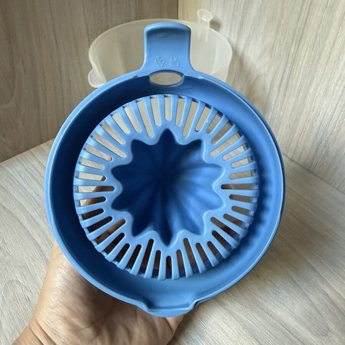 Plastic handheld citrus juicer with measuring container