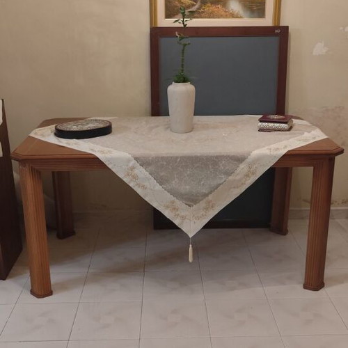 Dining table used without chairs extendable