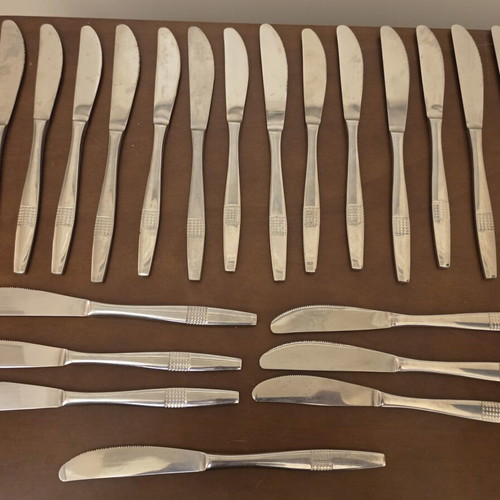 Branded knives set like new, 80+ pieces with authenticity stamps