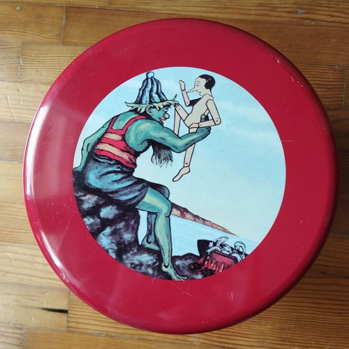 Metal tin with Pinocchio images like new