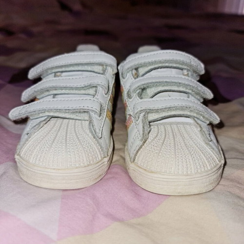 Adidas Superstar 23.5 like new with iridescent details white sports shoes