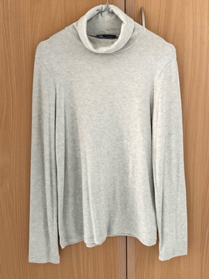 Zara women's long-sleeve blouse with turtleneck size M like new, white and gray