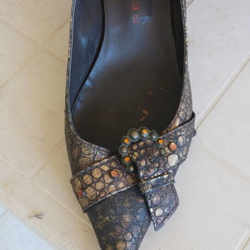 Tsitsivas leather pointed pumps like new, embossed design with buckle
