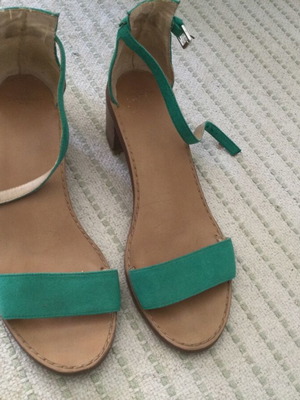 Zara women's green suede sandal like new, size 38