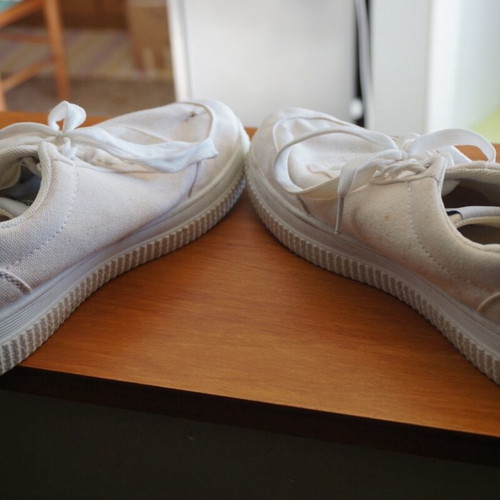 Men's athletic shoes used, size 40, white with tear