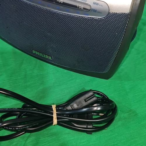 Phillips AE 2160 radio like new with good sound and battery operation