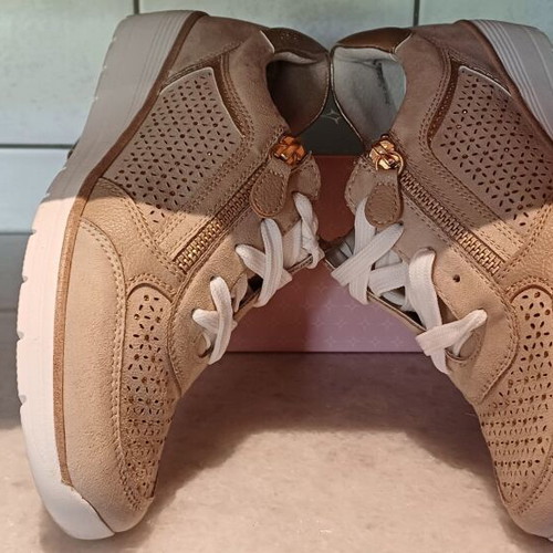 Anatomical leather sneakers size 37 beige gold like new