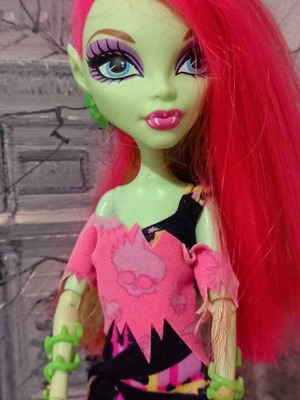 Monster High Venus McFlytrap "Music Festival" doll used