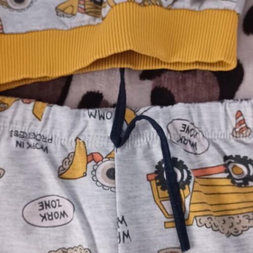 Children's gray and yellow pajama like new with trucks for 3 years old
