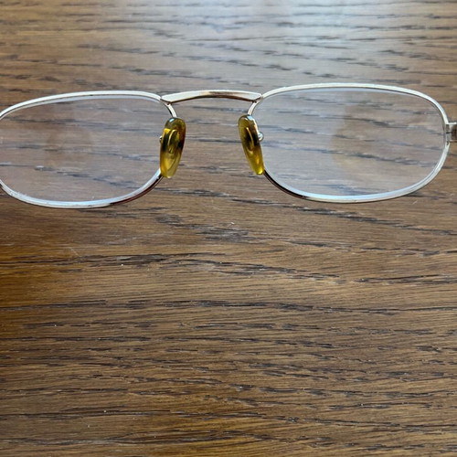 Metal glasses frame used, ideal for presbyopia