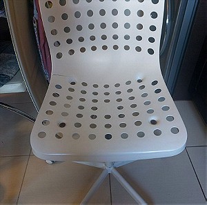 Καρέκλα στριφογυριστη ικεα σε λευκό ωραίο χρωμα