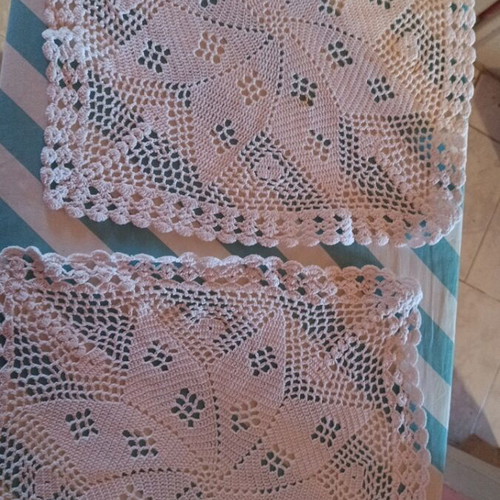 Set of 4 crochet tablecloths like new, 2 round and 2 square