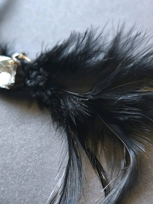 Feather brooch like new, black