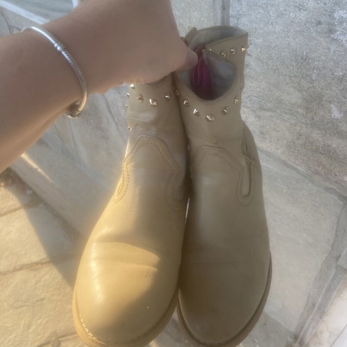 Cowboy ankle boots beige, like new, slight stain removable