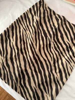 Benetton zebra skirt like new, beige and black
