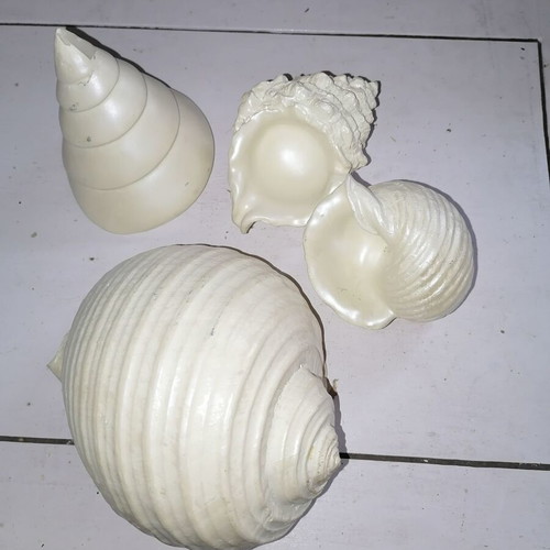 Decorative items used, set of 18 pieces, 4 different, slight damage