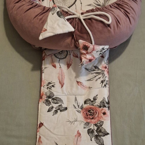 Baby nest with floral pattern