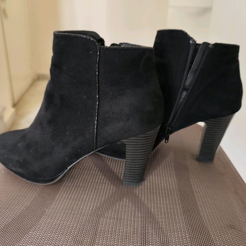 Black suede ankle boots used, wooden heel 9 cm, size 40