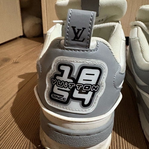 Louis Vuitton Skates Grey shoes like new, size 44