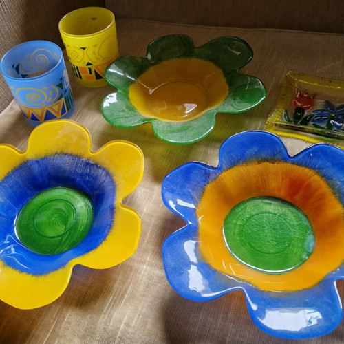Glass colored plates and glasses like new with flower design