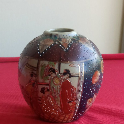 Satsuma vintage small ceramic vase with Moriage decoration