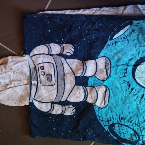 Children's poncho one size like new, quick-dry fabric