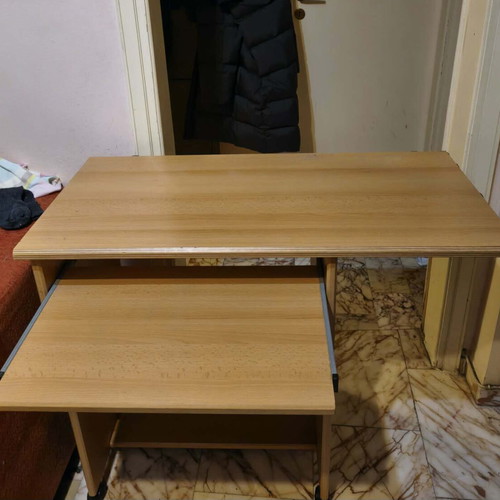 Office desk like new with sliding shelves and wheels