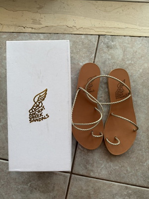 Ancient Greek Sandals σαν καινούργιο, μέγεθος 37, μπεζ και χρυσαφί πέδιλα