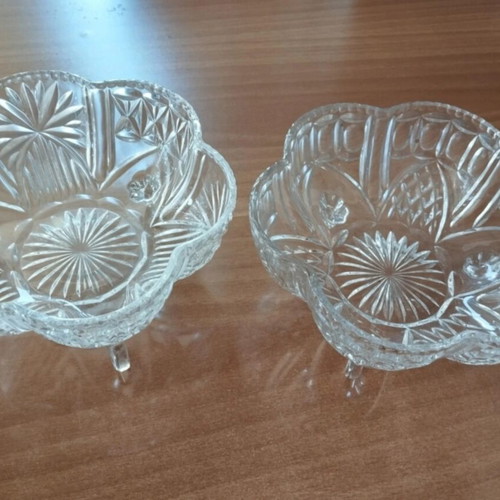 Set of two crystal bowls with three legs