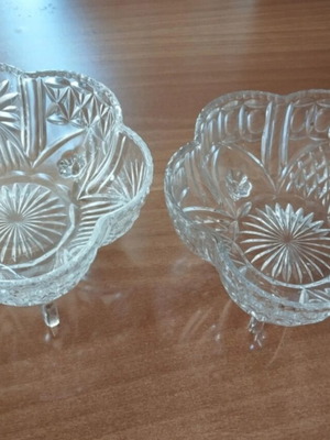 Set of two crystal bowls with three legs