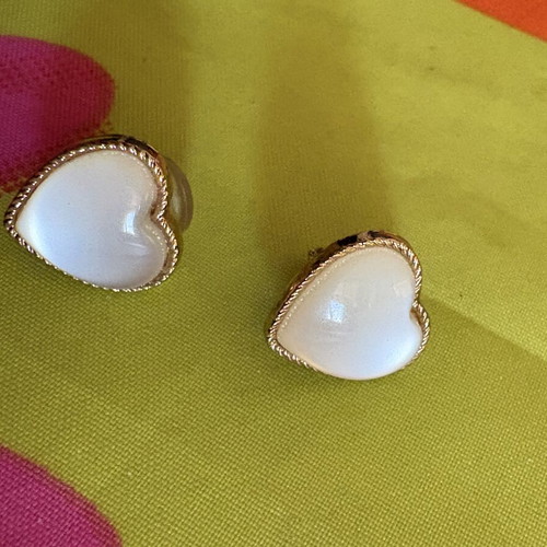 Heart clip-on earrings with gold frame and white pearl