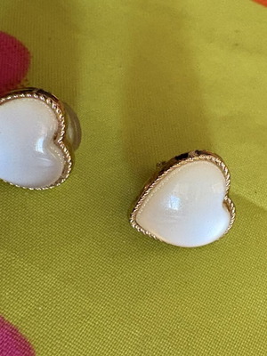 Heart clip-on earrings with gold frame and white pearl