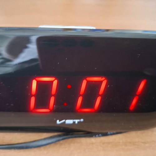 Digital alarm clock like new, tabletop