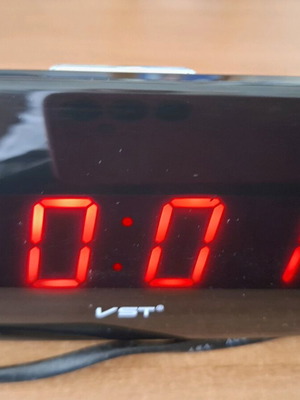 Digital alarm clock like new, tabletop