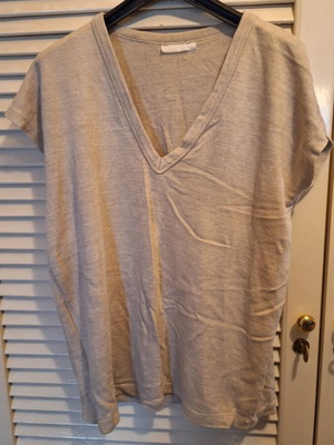 Beige sleeveless top with V-neck like new, size M