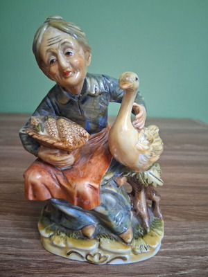 Vintage Italian porcelain figure from the 70s like new