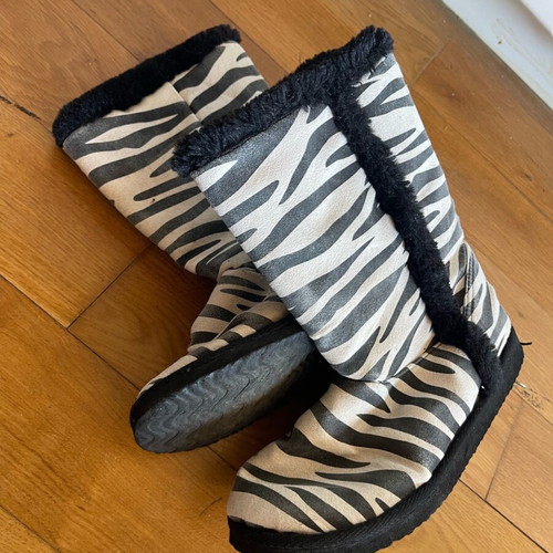 H&M fur boots used, size 38.5, black and white